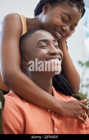 Coppia amorevole che è affettuosa. Allegra coppia afroamericana che si unisce e passa il tempo insieme. Felice ragazzo e ragazza condividere intimo Foto Stock