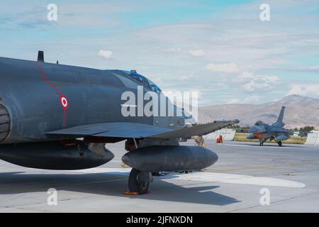 F-4 Phantom vs F-16 Fighting Falcon, Turaf dell'Aeronautica militare Turca, Konya Turkiye 30.06.22 Anatolian Eagle 2022 esercizi continuano a Konya, Foto Stock