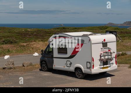 Cornwall, Inghilterra, UK.2022. Camper parcheggiato vicino alla costa di Cornwall, Regno Unito. Foto Stock