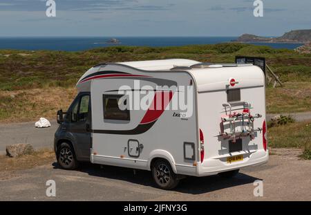 Cornwall, Inghilterra, UK.2022. Camper parcheggiato vicino alla costa di Cornwall, Regno Unito. Foto Stock