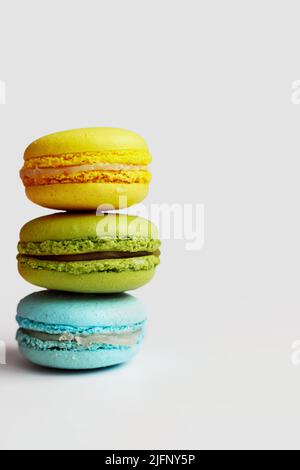 Pila di macaron colorati su sfondo bianco Foto Stock