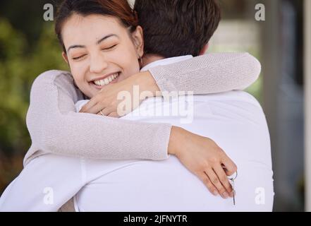 Malati essere sempre lì per mostrarti la strada. Scatto di una coppia che si lega sul portico a casa. Foto Stock