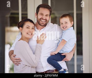 Ammalato portarlo alla grandezza. Scatto di una famiglia che si alza insieme sul portico a casa. Foto Stock