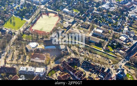 Vista aerea, municipio e municipio, campo sportivo Lindensportplatz e Städt. Palestra ad Ahlen, zona della Ruhr, Renania settentrionale-Vestfalia, Germania, Ahlen, Foto Stock