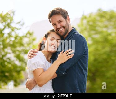 Mi sento al sicuro con te. Scatto di una giovane coppia che passa il tempo insieme nella natura. Foto Stock