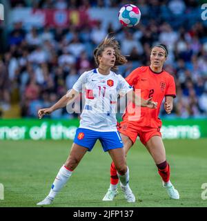 Leeds, Regno Unito. 01st luglio 2022. Leeds, Inghilterra, Giugno 24th 2022 Lieke Martens (11 Paesi Bassi) e Lucy Bronze (2 Inghilterra) durante il womens International friendly (EURO 2022 Warm up) tra Inghilterra e Paesi Bassi a Elland Road a Leeds, Inghilterra. (Richard Callis/SPP/AKG) Credit: SPP Sport Press Photo. /Alamy Live News Foto Stock