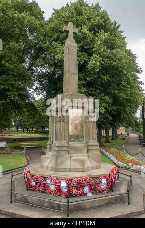 War Memorial nei terreni del castello di Knaresborough, una fortezza in rovina che domina il fiume Nidd nella città di Knaresborough, North Yorkshire, Regno Unito. Foto Stock