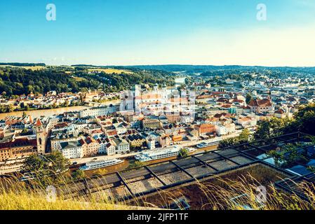 Vista panoramica della città di Passau in bassa Baviera in Germania. Immagine a toni. Foto Stock
