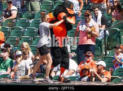 Baltimora, Stati Uniti. 04th luglio 2022. BALTIMORE, MD - 04 LUGLIO: Orioles mascotte danze con un fan nel settimo tratto di inning durante una partita MLB tra i Baltimore Orioles e i Texas Rangers, il 04 luglio 2022, all'Orioles Park a Camden Yards, a Baltimora, Maryland. (Foto di Tony Quinn/SipaUSA) Credit: Sipa USA/Alamy Live News Foto Stock