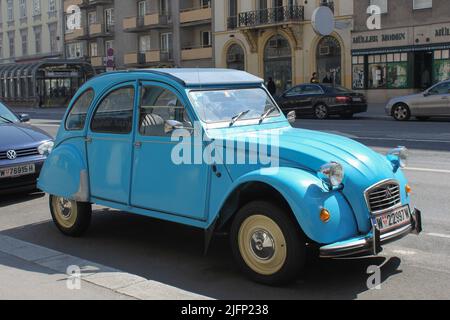 Vienna, Austria - 18 aprile 2012: Auto Citroen classica parcheggiata su una strada panoramica. Blu retro convertibile Foto Stock