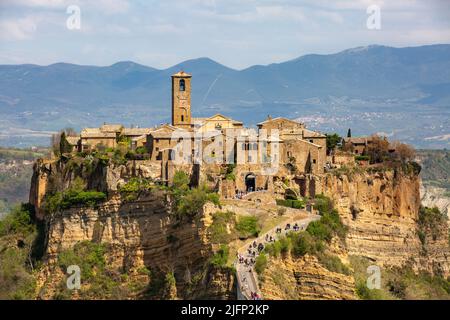 Primo piano veduta aerea panoramica di Civita di Bagnoregio con vista sulla Valle Calanchi, Lazio, Bagnoregio, provincia di Viterbo Foto Stock