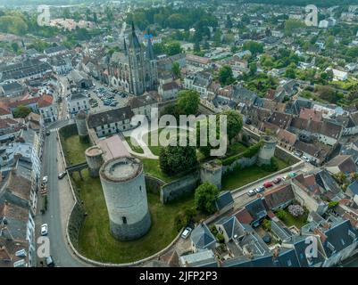 Veduta aerea del castello di Dourdan caratteristico dell'architettura militare del periodo medievale. È costruito su un modello quadrato, con le torri a tre del Foto Stock