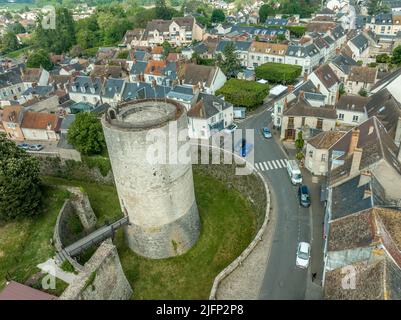 Veduta aerea del castello di Dourdan caratteristico dell'architettura militare del periodo medievale. È costruito su un modello quadrato, con le torri a tre del Foto Stock