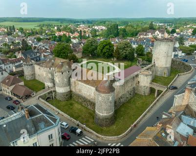 Veduta aerea del castello di Dourdan caratteristico dell'architettura militare del periodo medievale. È costruito su un modello quadrato, con le torri a tre del Foto Stock