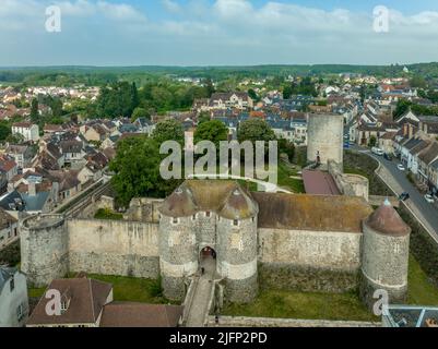 Veduta aerea del castello di Dourdan caratteristico dell'architettura militare del periodo medievale. È costruito su un modello quadrato, con le torri a tre del Foto Stock