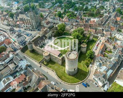 Veduta aerea del castello di Dourdan caratteristico dell'architettura militare del periodo medievale. È costruito su un modello quadrato, con le torri a tre del Foto Stock