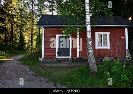tradizionale casa finlandese in legno nella foresta Foto Stock