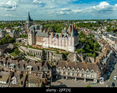 Veduta aerea del castello di Gien bell'esempio del primo stile rinascimentale francese nella Valle della Loira in Francia Foto Stock
