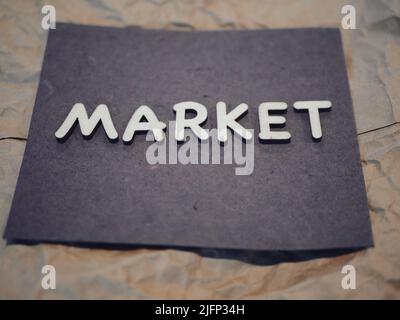 Mercato in lettere di legno. Questa è una grande grafica per illustrare le azioni, cripto, immobiliare, e molti altri mercati. Foto Stock