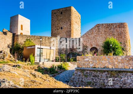 Il castello di Hornos è una fortezza del 13th secolo, situata nella città di Hornos, nel parco naturale delle Sierras de Cazorla, Segura y las Villas, Ja Foto Stock
