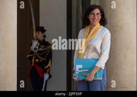 Parigi, Francia. 4th luglio 2022. Il ministro francese della Cultura Rima Abdul-Malak arriva per la prima riunione settimanale del gabinetto del nuovo gabinetto a Parigi, Francia, il 4 luglio 2022. Il presidente francese Emmanuel Macron ha rihuffled il suo governo lunedì per la seconda volta in sei settimane, l'Elysee (ufficio del presidente) ha annunciato. Credit: Julien Mattia/Xinhua/Alamy Live News Foto Stock