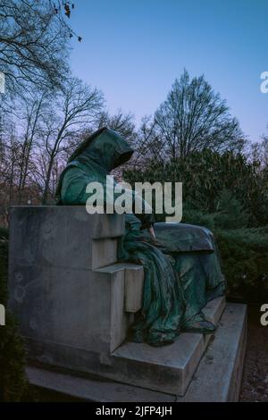 Statua di ferro al castello di Vajdahunyad nel parco cittadino di Budapest, Ungheria. Foto Stock