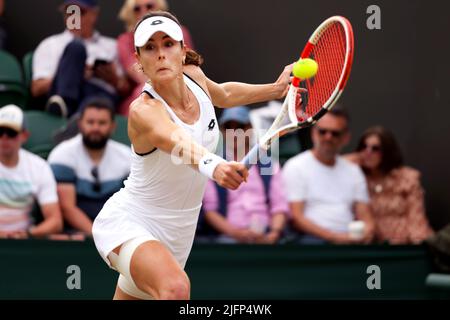 Tutti, Regno Unito. 4th luglio 2022. Lawn Tennis Club, Wimbledon, Londra, Regno Unito: Aliz Cornet francese durante la sua quarta perdita di round in Australia Ajla Tomljanovic a Wi, sanguinò oggi. Credit: Adam Stoltman/Alamy Live News Foto Stock