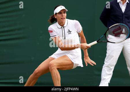 Tutti, Regno Unito. 4th luglio 2022. Lawn Tennis Club, Wimbledon, Londra, Regno Unito: Ajla Tomljanovic in Australia durante la sua quarta perdita di round a Ajla Tomljanovic Francia Aliz Cornetat Wimbledon in Australia oggi. Tomljanovic ha vinto la partita Credit: Adam Stoltman/Alamy Live News Foto Stock