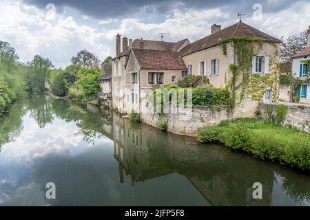 Veduta aerea del villaggio di Noyers nella bella cornice della campagna di Chablis sulle rive del fiume Serein un libro di storia reale con il cobb Foto Stock