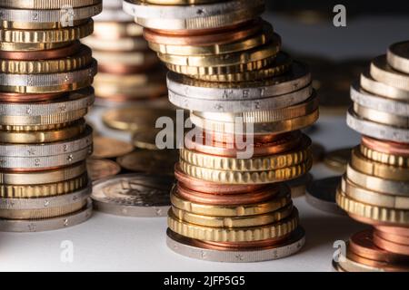 Sono accumulati euro. Monete in diverse denominazioni. Unione monetaria europea Foto Stock