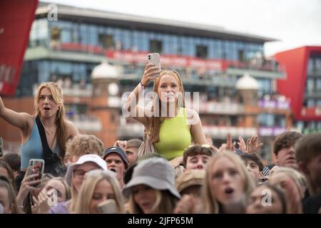 Stockport indie band Blossoms in esecuzione presso l'Old Trafford Cricket Ground di Manchester il 25 settembre 2021 supportando i Courteeners featuring: Atmosphere Where: Manchester, United Kingdom quando: 25 set 2021 Credit: Graham Finney/WENN Foto Stock