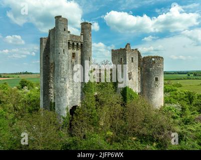 Veduta aerea ravvicinata del castello di Passy Les Tours costruito su un piano barlong di circa 50 m su ciascun lato fiancheggiato da quattro torri rotonde e un mastio Foto Stock