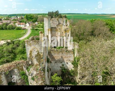 Veduta aerea ravvicinata del castello di Passy Les Tours costruito su un piano barlong di circa 50 m su ciascun lato fiancheggiato da quattro torri rotonde e un mastio Foto Stock