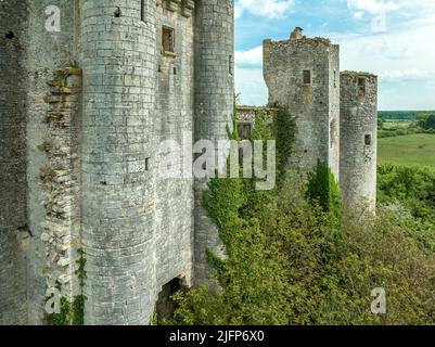 Veduta aerea ravvicinata del castello di Passy Les Tours costruito su un piano barlong di circa 50 m su ciascun lato fiancheggiato da quattro torri rotonde e un mastio Foto Stock