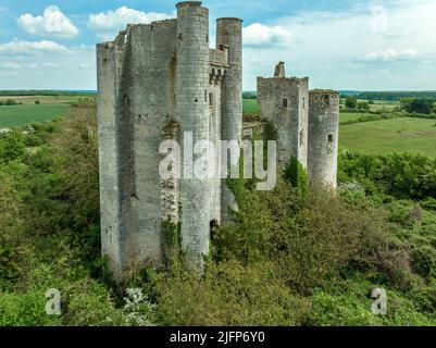 Veduta aerea ravvicinata del castello di Passy Les Tours costruito su un piano barlong di circa 50 m su ciascun lato fiancheggiato da quattro torri rotonde e un mastio Foto Stock