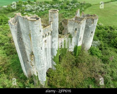 Veduta aerea ravvicinata del castello di Passy Les Tours costruito su un piano barlong di circa 50 m su ciascun lato fiancheggiato da quattro torri rotonde e un mastio Foto Stock