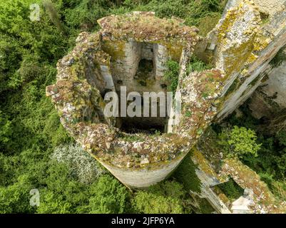 Veduta aerea ravvicinata del castello di Passy Les Tours costruito su un piano barlong di circa 50 m su ciascun lato fiancheggiato da quattro torri rotonde e un mastio Foto Stock