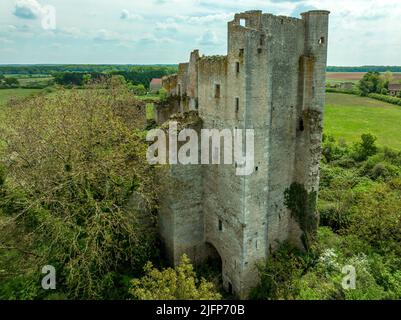 Veduta aerea ravvicinata del castello di Passy Les Tours costruito su un piano barlong di circa 50 m su ciascun lato fiancheggiato da quattro torri rotonde e un mastio Foto Stock