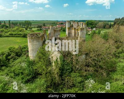 Veduta aerea ravvicinata del castello di Passy Les Tours costruito su un piano barlong di circa 50 m su ciascun lato fiancheggiato da quattro torri rotonde e un mastio Foto Stock