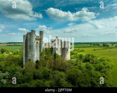 Veduta aerea ravvicinata del castello di Passy Les Tours costruito su un piano barlong di circa 50 m su ciascun lato fiancheggiato da quattro torri rotonde e un mastio Foto Stock