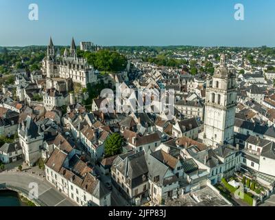 Veduta aerea panoramica di Loches in Indre-et-Loire nella Valle della Loira in Francia con massiccio torrione normanno con doppia recinzione, torri semicircolari, R Foto Stock