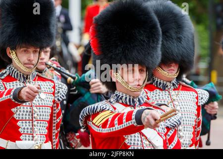 Batteristi delle Guardie Coldstream atTrooping the Color, Colonel’s Review in the Mall, Londra, Inghilterra, Regno Unito sabato 28 maggio 2022.Pho Foto Stock