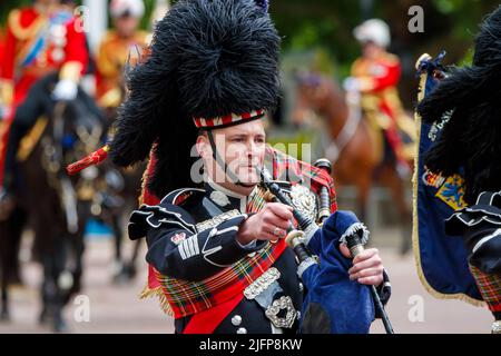 Scots Guards musicista al Trooping the Color, Colonel’s Review in the Mall, Londra, Inghilterra, Regno Unito Sabato 28 maggio 2022. Foto Stock