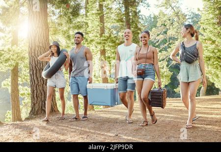 Dove dobbiamo istituire. Foto a tutta lunghezza di un gruppo di amici che si divertono una giornata nel bosco. Foto Stock