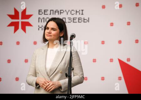 Sviatlana Tsikhanouskaya, il leader dell'opposizione bielorussa, ascolta la domanda dei bielorussi durante un incontro con la diaspora bielorussa nella Piazza della Costituzione di Varsavia. Il leader dell'opposizione bielorussa Sviatlana Tsikhanouskaya è venuto a Varsavia per una visita ufficiale. Durante la sua visita ha incontrato la diaspora bielorussa nel centro di Varsavia e ha partecipato alla cerimonia di apertura della settimana della cultura bielorussa. Inoltre ha annunciato che la sua squadra lavora a un nuovo documento per aiutare i bielorussi nella loro legalizzazione in Polonia. Foto Stock