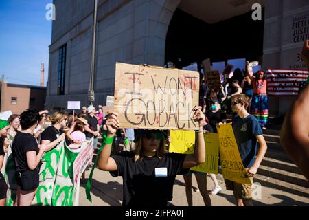 Bloomington, Stati Uniti. 04th luglio 2022. Un dimostratore dei diritti all’aborto ha una lettura di cartello, “non tornerò indietro”, durante una protesta prima della sfilata del 4 luglio a Bloomington. Più di 100 attivisti per i diritti di aborto hanno partecipato a una marcia di protesta dopo che la Corte Suprema degli Stati Uniti ha abbattuto Roe contro Wade il 24 giugno 2022, che permetterà a stati come l'Indiana di criminalizzare completamente l'aborto. La legislatura dell'Indiana terrà una sessione speciale il 25th luglio. Credit: SOPA Images Limited/Alamy Live News Foto Stock