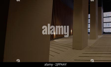 Un corridoio luminoso.Stock Footage.colonne e finestre grandi nell'edificio degli uffici. Foto Stock