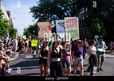 Bloomington, Stati Uniti. 04th luglio 2022. I manifestanti dei diritti di aborto hanno dei cartelli che esprimono la loro opinione durante una marcia di protesta prima della Parata del 4 luglio a Bloomington. Più di 100 attivisti per i diritti di aborto hanno partecipato a una marcia di protesta dopo che la Corte Suprema degli Stati Uniti ha abbattuto Roe contro Wade il 24 giugno 2022, che permetterà a stati come l'Indiana di criminalizzare completamente l'aborto. La legislatura dell'Indiana terrà una sessione speciale il 25th luglio. (Foto di Jeremy Hogan/SOPA Images/Sipa USA) Credit: Sipa USA/Alamy Live News Foto Stock