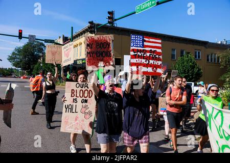 Bloomington, Stati Uniti. 04th luglio 2022. I manifestanti dei diritti di aborto hanno dei cartelli che esprimono la loro opinione durante una marcia di protesta prima della Parata del 4 luglio a Bloomington. Più di 100 attivisti per i diritti di aborto hanno partecipato a una marcia di protesta dopo che la Corte Suprema degli Stati Uniti ha abbattuto Roe contro Wade il 24 giugno 2022, che permetterà a stati come l'Indiana di criminalizzare completamente l'aborto. La legislatura dell'Indiana terrà una sessione speciale il 25th luglio. (Foto di Jeremy Hogan/SOPA Images/Sipa USA) Credit: Sipa USA/Alamy Live News Foto Stock