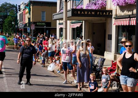 Bloomington, Stati Uniti. 04th luglio 2022. I membri della comunità reagiscono mentre guardano i manifestanti dei diritti di aborto prendere il controllo della strada per protestare prima della sfilata del 4 luglio a Bloomington. Più di 100 attivisti per i diritti di aborto hanno partecipato a una marcia di protesta dopo che la Corte Suprema degli Stati Uniti ha abbattuto Roe contro Wade il 24 giugno 2022, che permetterà a stati come l'Indiana di criminalizzare completamente l'aborto. La legislatura dell'Indiana terrà una sessione speciale il 25th luglio. (Foto di Jeremy Hogan/SOPA Images/Sipa USA) Credit: Sipa USA/Alamy Live News Foto Stock